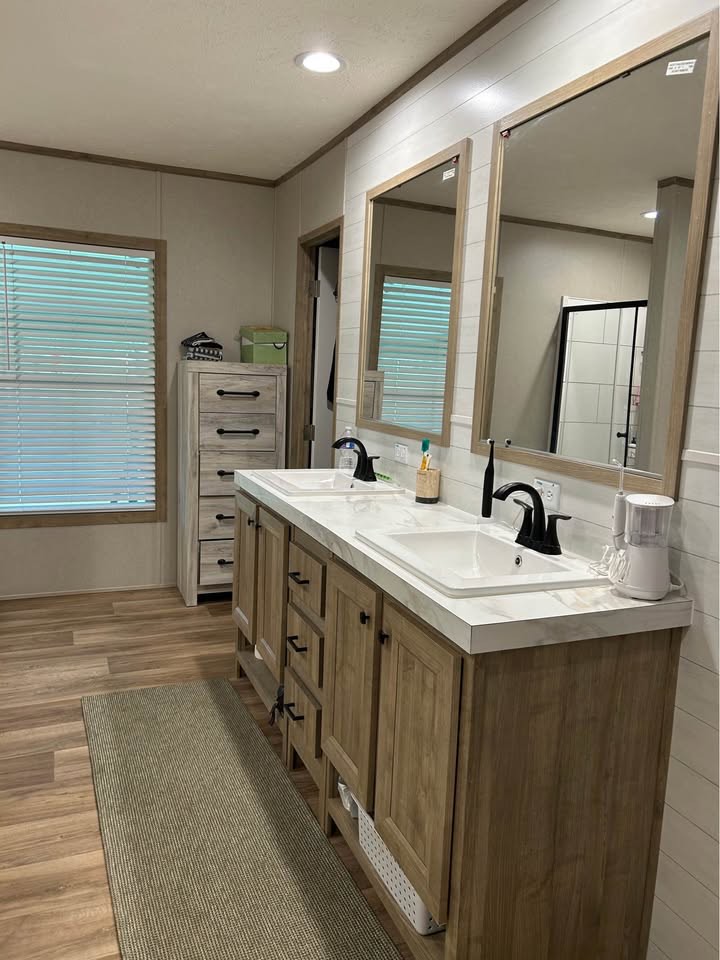 Double vanity bathroom